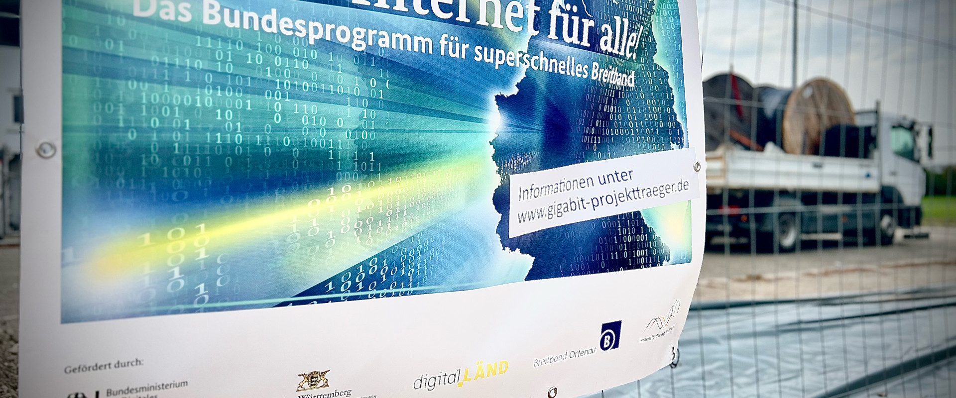 Bauzaunbanner mit Plakat‚ Startschuss für Breitbandausbau in Oberkircher Gewerbegebieten‘ – Breitband Ortenau