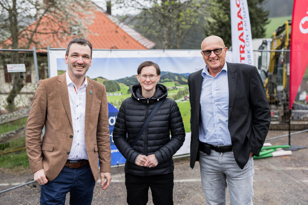 Spatenstich in Wolfach mit Vertreter von Vodafone, Bürgermeisterin von Wolfach und Geschäftsführer der Breitband Ortenau – Symbolischer Start des Glasfaserausbaus im Ortenaukreis